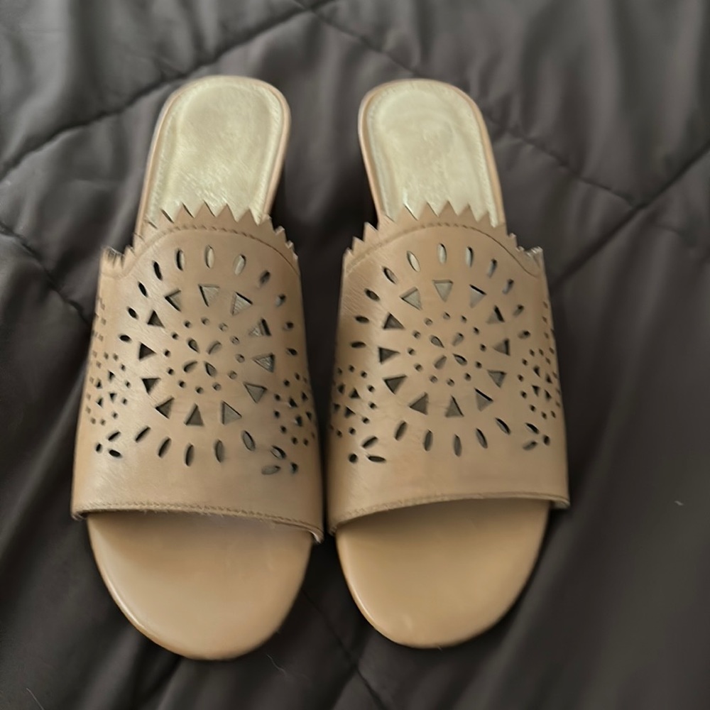 Aerosoles Tan heeled slides.   Size 9 1/2